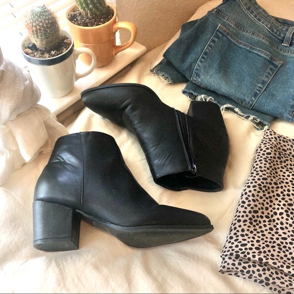 BAMBOO Shoes - Black ankle booties size 9